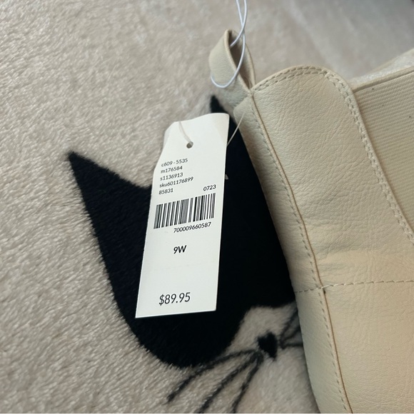 NWT Lane Bryant Dream Cloud Faux-Leather Side-Stretch Bootie Size 9W - Picture 3 of 3